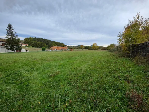Terrain constructible de 3000m2 à SUGERE