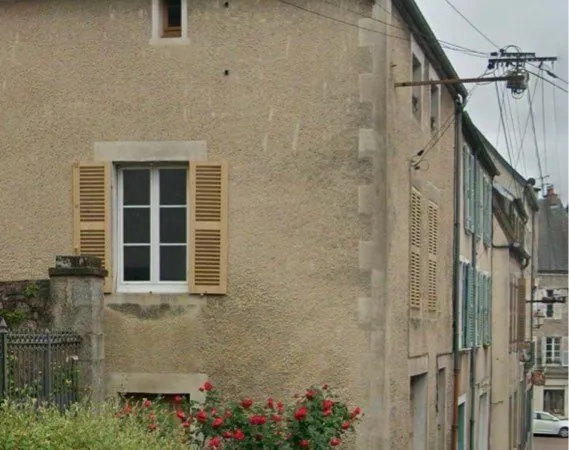 Maison de ville avec cour Lormes