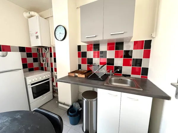 Villeneuve sur Lot, studio MEUBLE avec terrasse de 14 m² à louer situé au deuxième étage d'un immeub