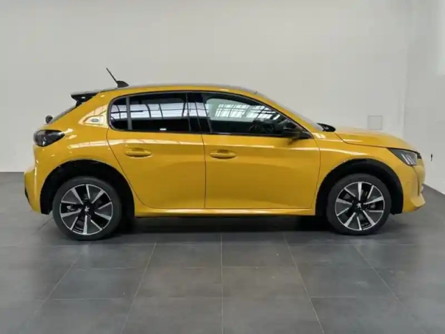 Peugeot 208 e- 136ch gt — photo 4