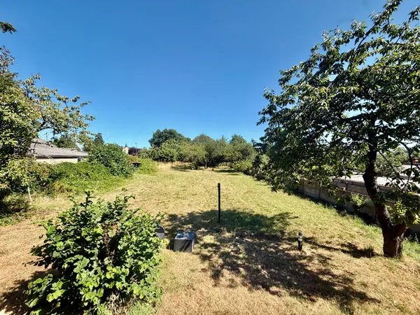 Bourg de Lusanger - Maison d'environ 88 m² avec 3 chambres, garage et grand jardin