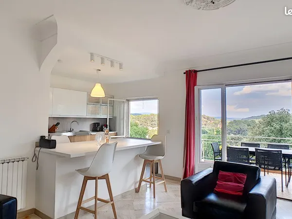 Haut de villa avec jardin et parking au calme
