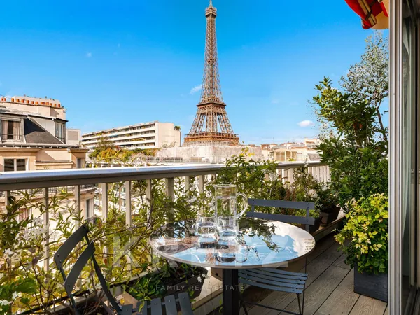 Dernier étage avec balcon filant et vue exceptionnelle sur la Tour Eiffel