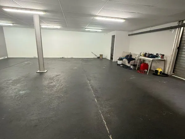Garage de 100 m² pour professionnel automobile - Bègles