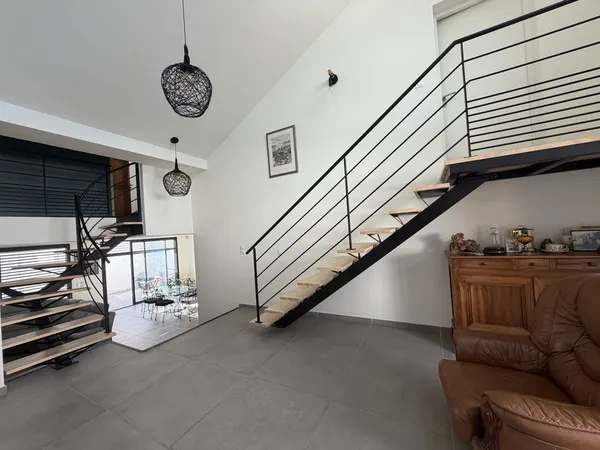 BIEN D'EXCEPTION MAISON DE VILLE DE 140 M2 AVEC TERRASSE PRIVATIVE SANS VIS A VIS ET 140 M2 DE DEPEN