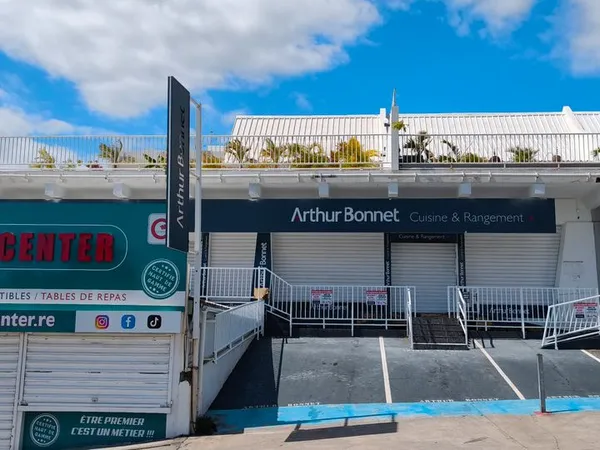 Local professionnel 280 m² - Visibilité exceptionnelle - Entrée de Saint-Pierre