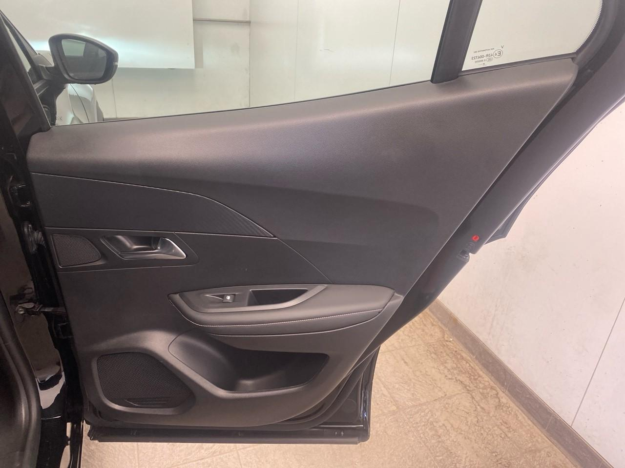 Peugeot 2008 hybrid 136 e-dcs6 allure — photo 25