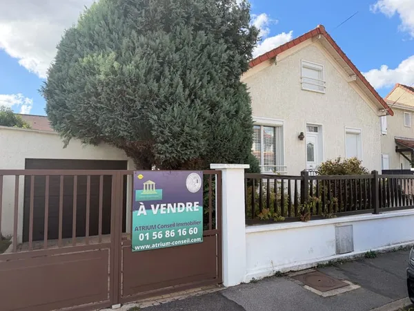 Petite maison années 30 charmante à rénover sur beau terrain