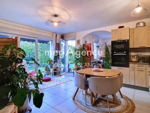 Appartement en rez-de-jardin, terrasse et parking