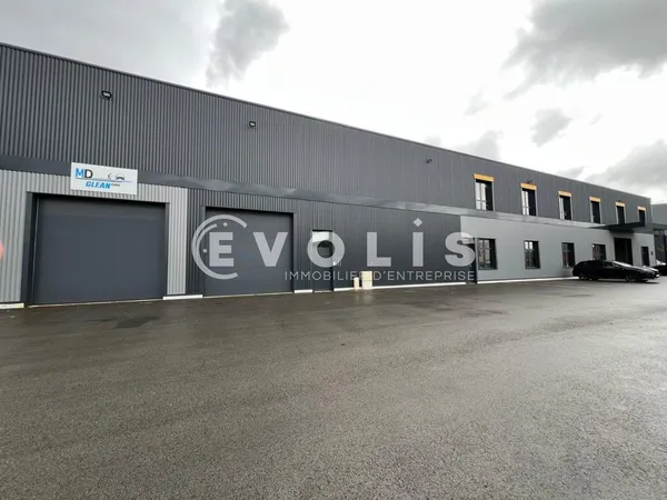 A louer à NEUVILLE SUR SAONE - 252 m² non divisibles