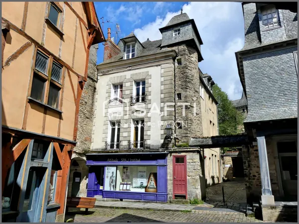 Murs commerciaux occupés dans le centre historique