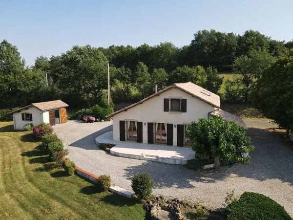 Vue imprenable sur les montagnes pour cette maison immaculée de 2/3 chambres qui est à vendre près d