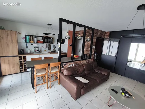 Superbe T2 avec grande terrasse au 2e étage — Grenoble (Secteur Clinique Mutualiste)