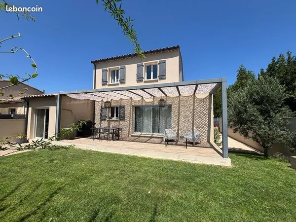 Maison familiale récente de 104m2 avec garage, jardin et prestations de qualité