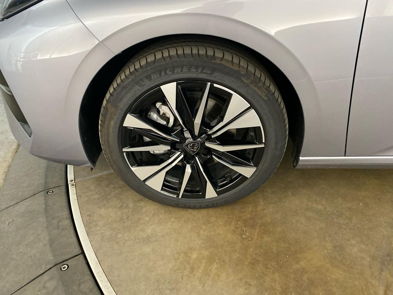 Peugeot 308 hybrid 145 e-dcs6 allure — photo 11