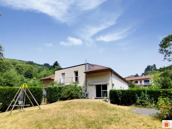 Duplex avec jardin privatif, garage double, faibles charges et cadre verdoyant.