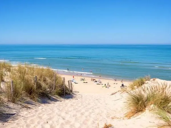 Terrain constructible entre plage et bourg