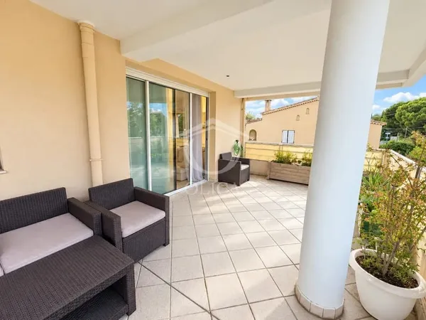 Antibes/ hauteurs : 3 pieces 90 M2 terrasse de 40M 2 + parking