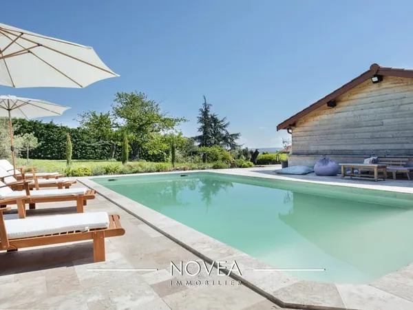 Maison en pierre sur 2800m2 de jardin, piscine, studio et annexe