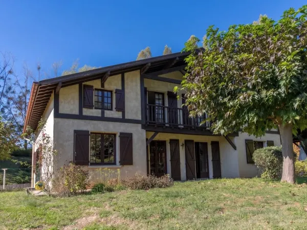 Maison au milieu d'un parc arboré de 4 486 m2, avec 2 garage