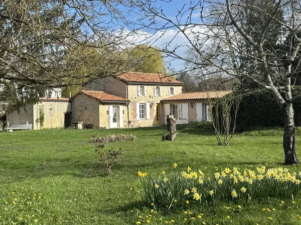 Maison Vente Ruffec 5p 106m² 336800€