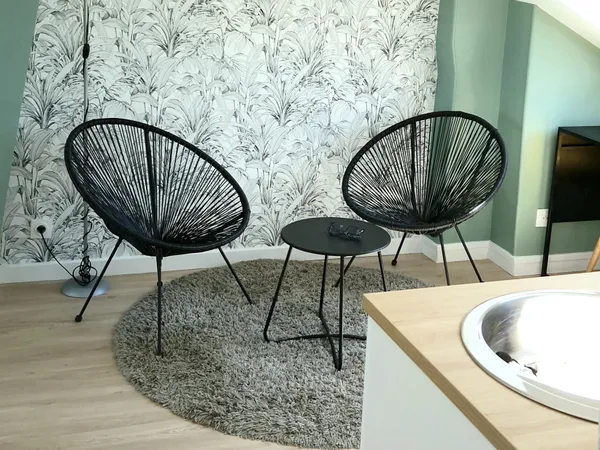 Studio meublé clair et calme ,refait à neuf