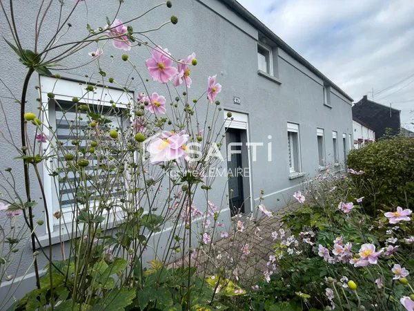 Proche frontière, semi plain pied avec beau jardin.