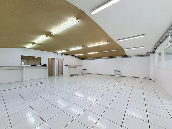 Local commercial 5 pièces 196 m²