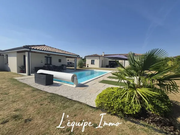 Villa récente de plain-pied comprenant 3 chambres avec pisci