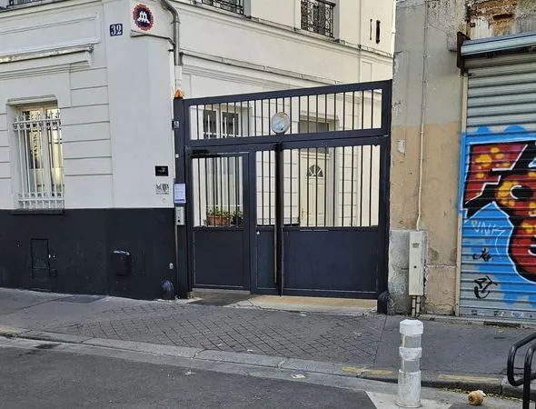 Grande place de parking sécurisée - 16 m² - Paris 20e / Place de la Réunion