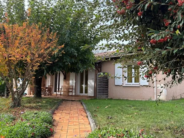 Pavillon de plain-pied indépendant avec piscine dans un endroit calme et à proximité de toutes les c