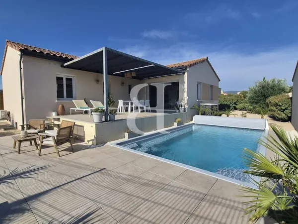 Agréable villa de plain-pied avec piscine proche de Sainte Céc