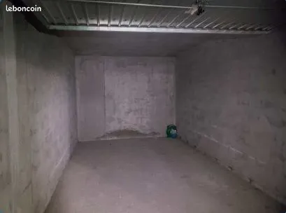 Garage fermé dans une résidence sécurisée