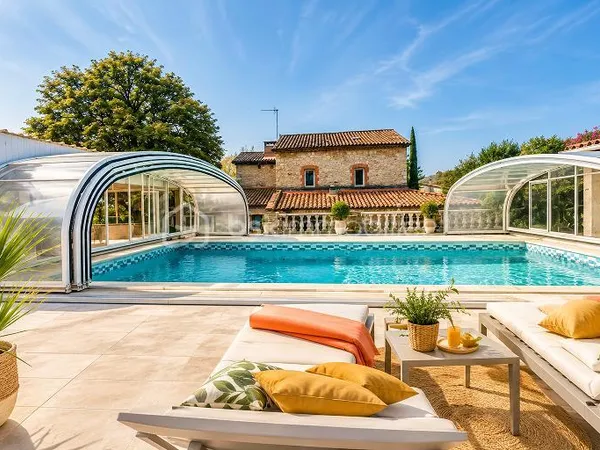 *** MAGNIFIQUE MAS EN PIERRE DE 272 M² AVEC PISCINE COUVERTE, TERRAIN DE 2 610 M² GARAGES BOXS À CHE