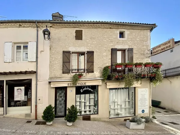 Belle bâtisse en pierre avec local commercial au coeur de Monflanquin