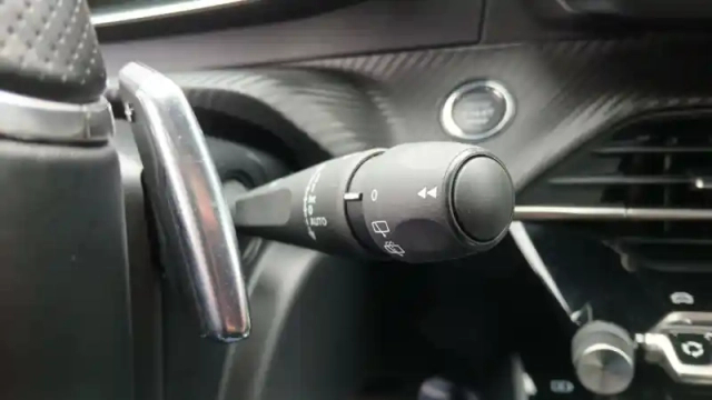 Peugeot 208 hybrid 110 e-dcs6 — photo 38