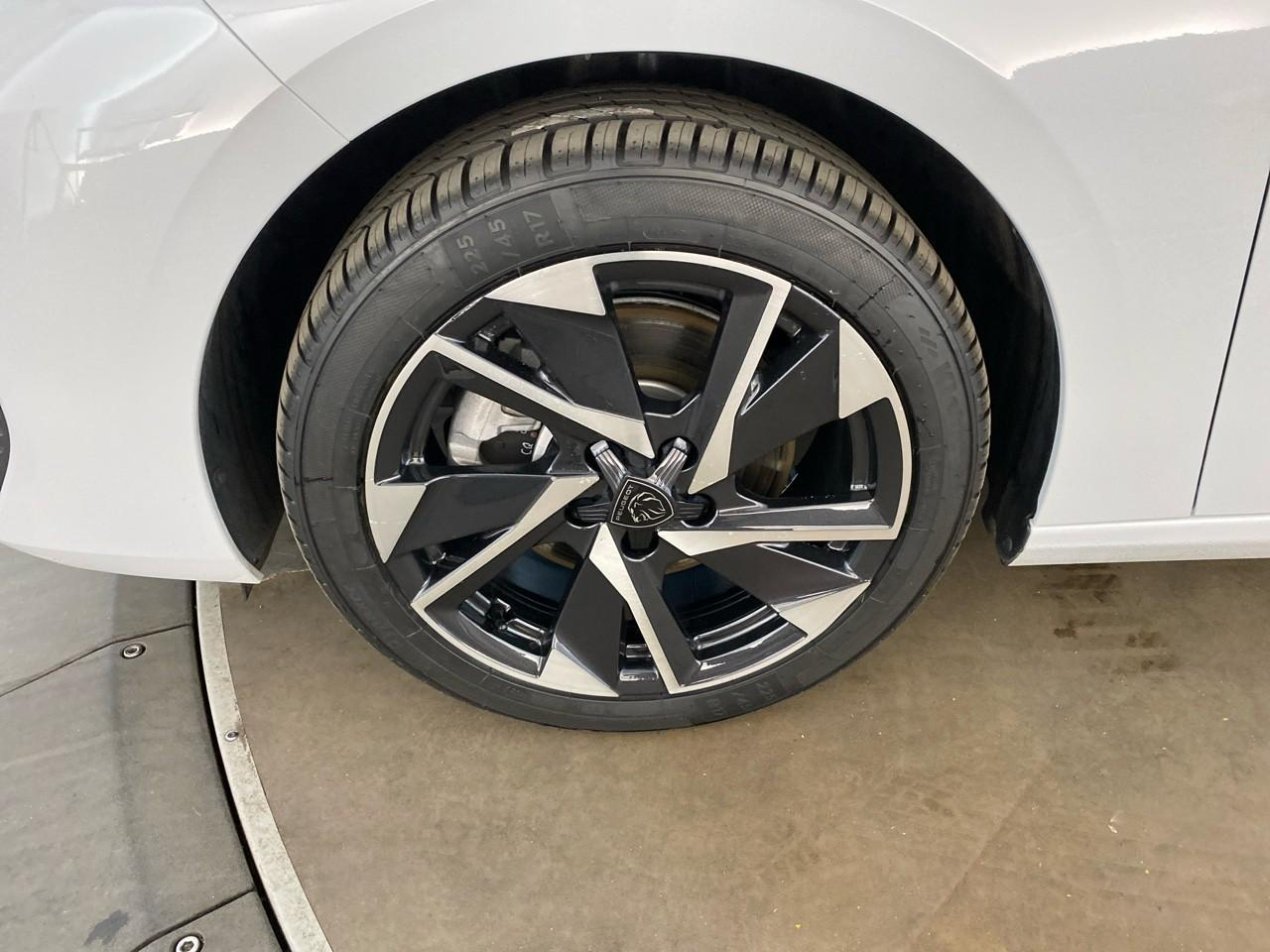 Peugeot 308 hybrid 145 e-dcs6 allure — photo 11