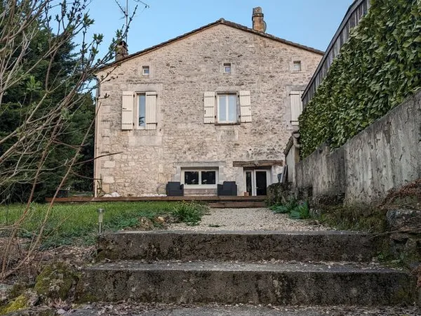 Maison en pierre pleine de charme - 2 chambres, combles aménagés, garage et jardin - Sers
