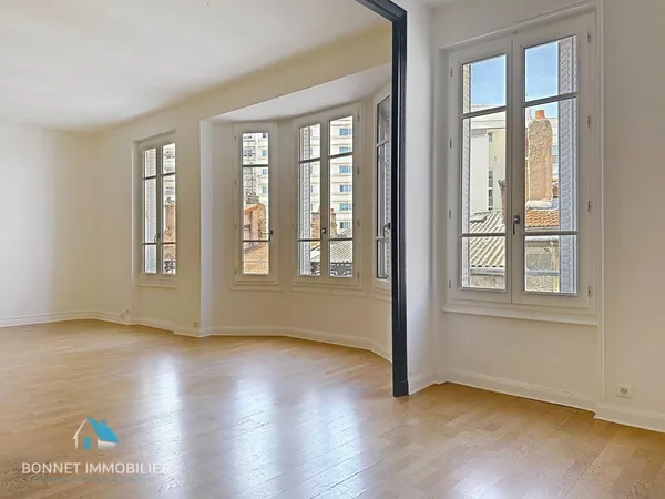 GRAND F6 AVEC 4 CHAMBRES ET DOUBLE SEJOUR POSSBILITE USAGE PROFESSIONNEL- CENTRE VILLE