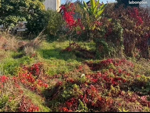 Sur la commune des Avenières, à vendre un terrain constructible de 345m2 plat. Centre ville à 5 minu