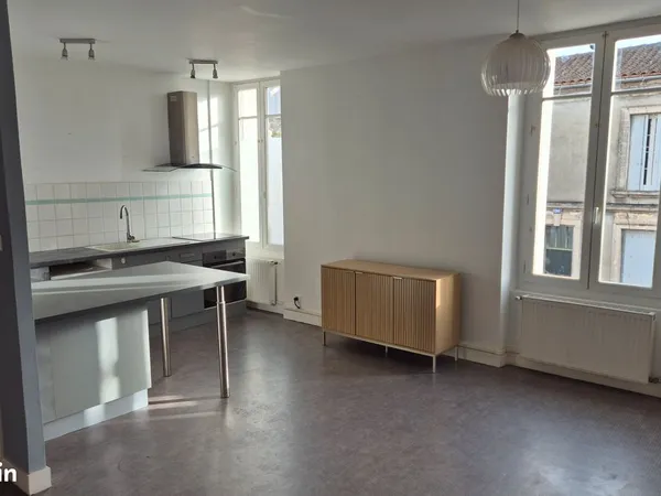 Appartement T3, stationnement couvert, proche bus et commerces