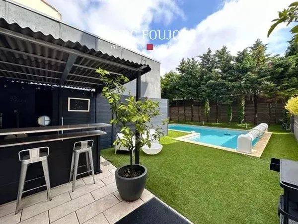 Bordeaux : Maison de ville avec dépendance et jardin avec piscine