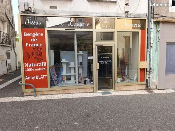 Murs commerciaux d'angle 50 m² utiles avec grande vitrine — Centre-ville de Bourgoin-Jallieu