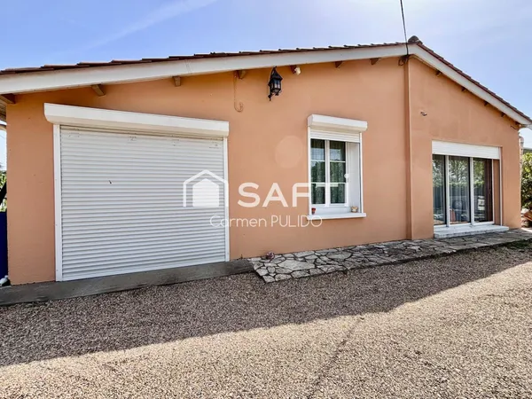 Idéalement située à 2 pas des commodités : maison entièrement de plain pied avec 2 chambres, jardin,