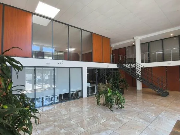 Local d'activité 701 m²