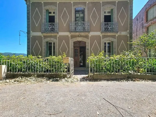 Une authentique maison de caractère aux volumes remarquables, idéale pour une grande famille ou un p