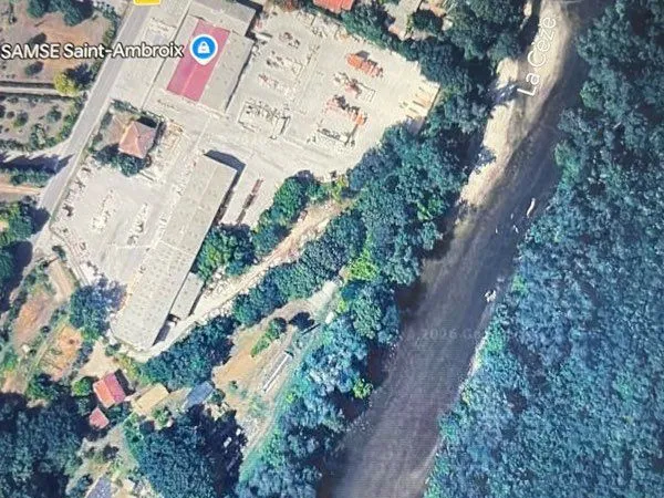 Location entrepôt 299 m2 couvert sur terrain de 3700 m2