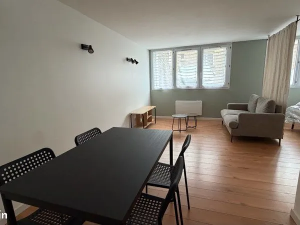Grand studio meublé 42 m² - 2 places de parking - Fougères