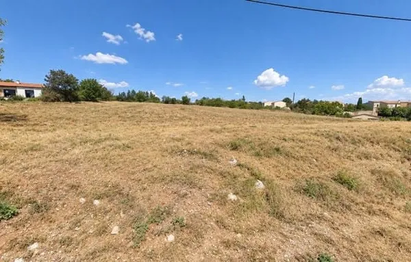 Terrain 740 m²