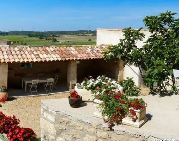 Maison dans un domaine avec terrasse et petit jardin